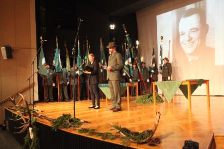 6_Voditelja Urša Strle in Gregor Budal o Jožetu Benigarju